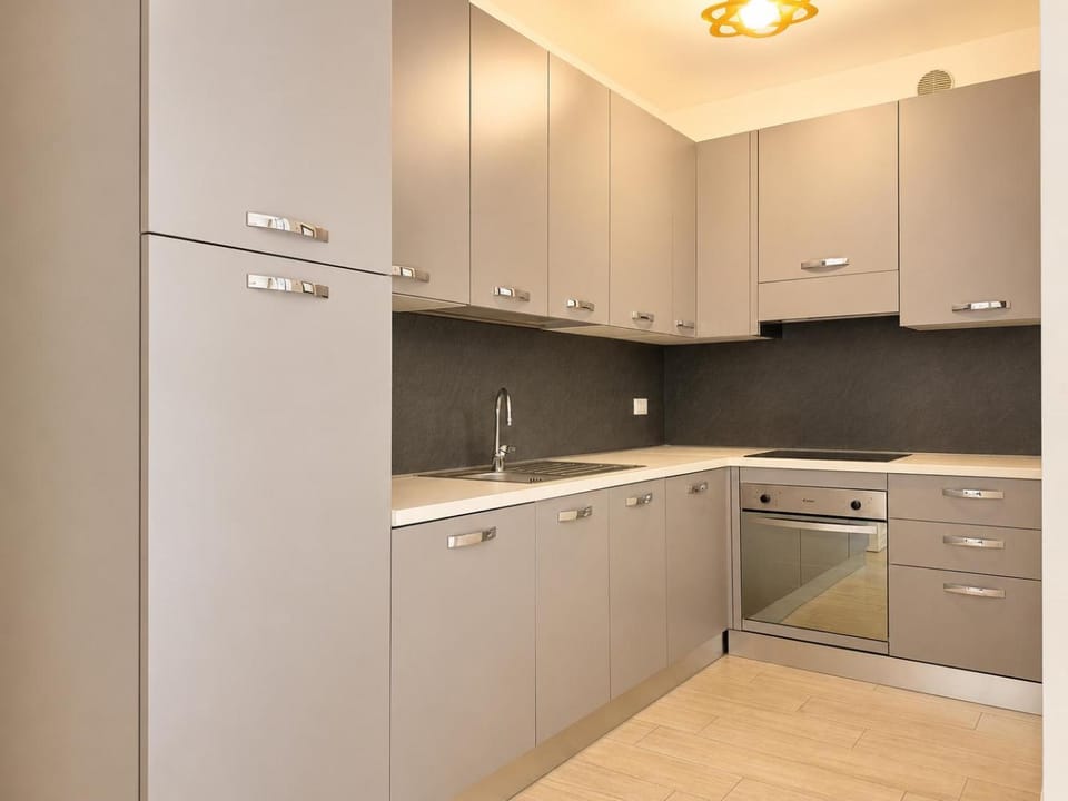 Kitchen or kitchenette, oven, pet friendly, stove