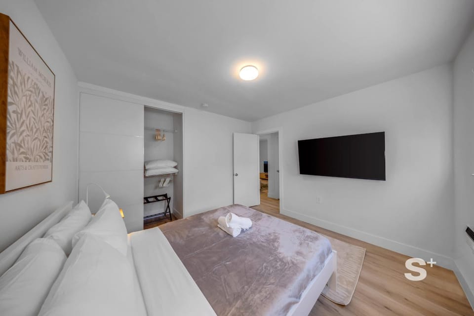 Bed, TV and multimedia, Bedroom, towels