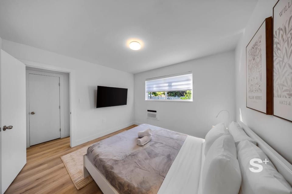 Bed, TV and multimedia, Bedroom