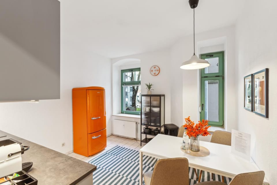 Coffee/tea facilities, Kitchen or kitchenette, Seating area, Dining area