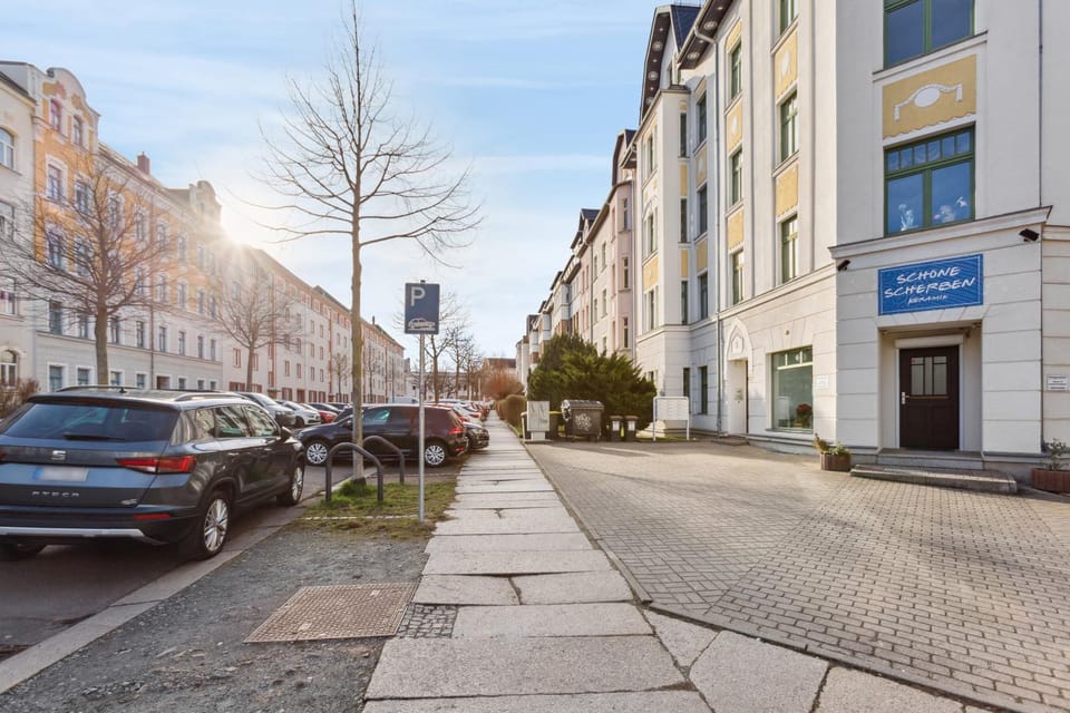 Property building, Neighbourhood, Street view, Location, Parking