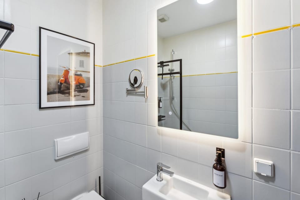 Shower, Toilet, Bathroom, hair dryier, towels