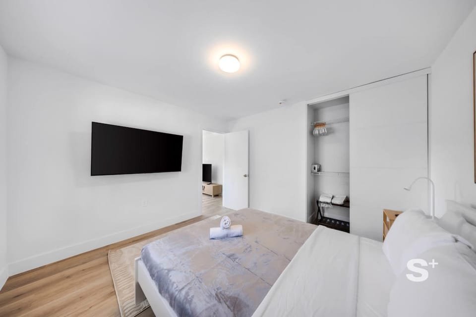 Bed, TV and multimedia, Bedroom, towels, wardrobe