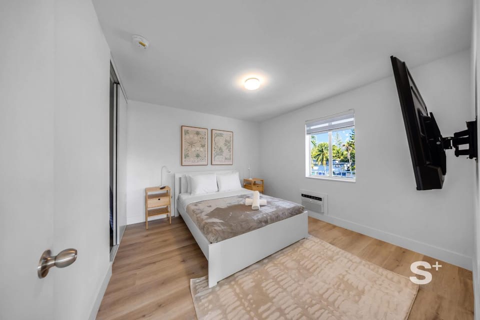 Bed, TV and multimedia, Bedroom