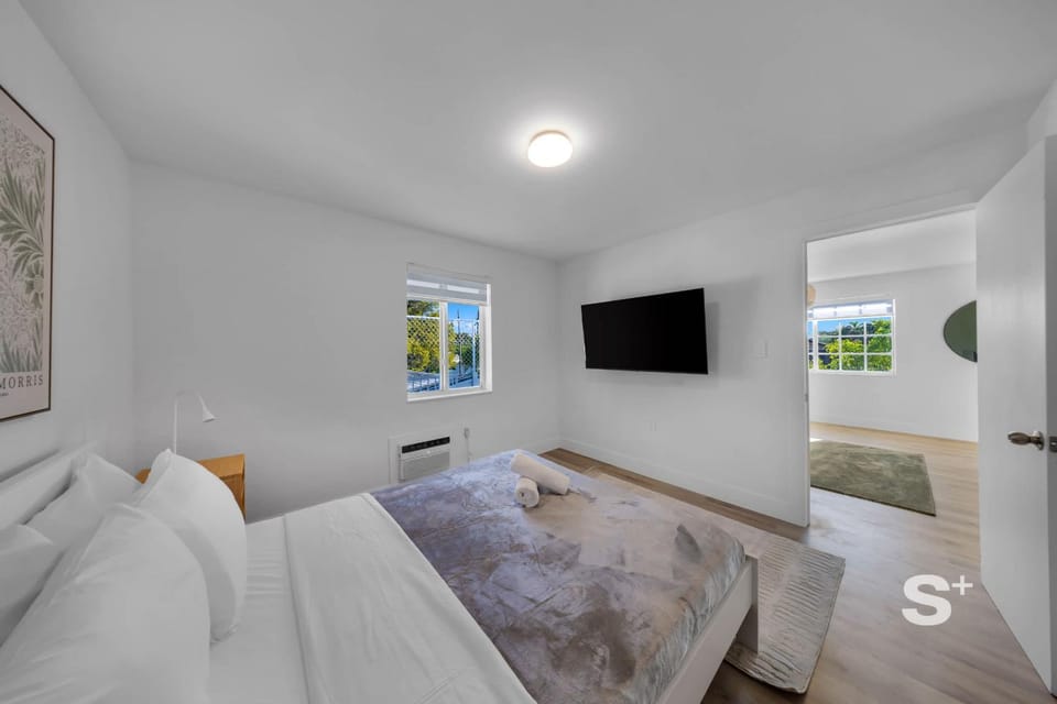 Bed, TV and multimedia, Photo of the whole room, Bedroom