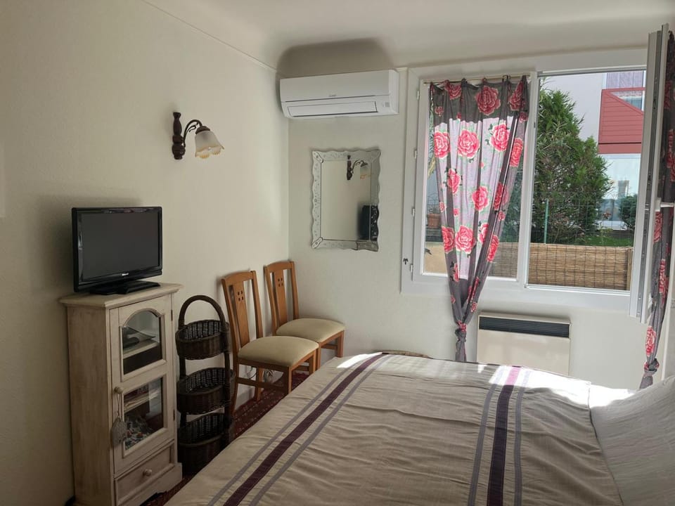 Bed, TV and multimedia, Photo of the whole room, Bedroom, air conditioner