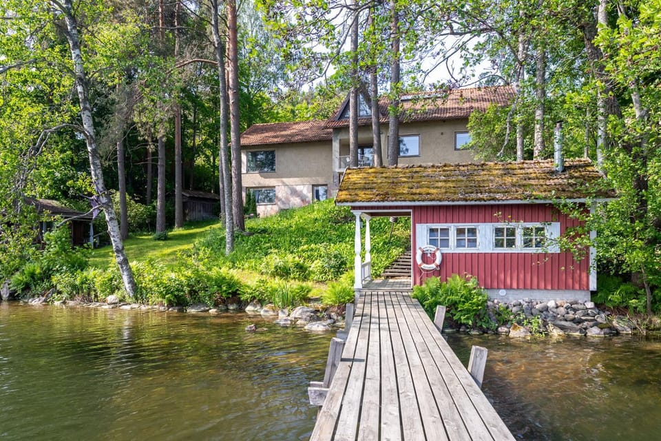 Property building, Spring, Day, Natural landscape, Garden, Garden view, Lake view