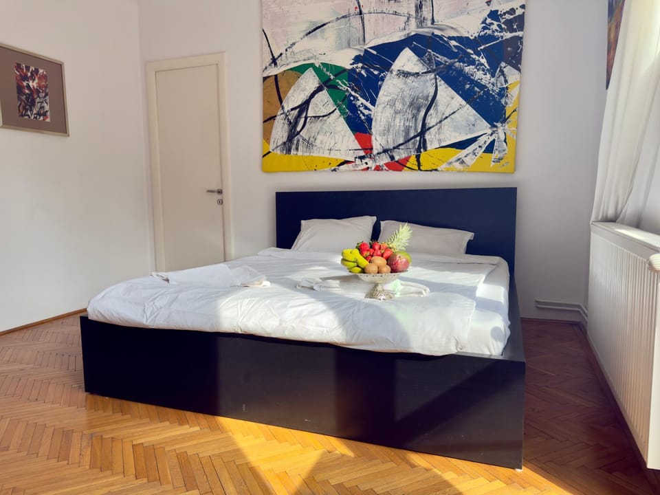 Lovely Bath & Balcony Victory Square 2 Room Apartment Apartment in Bucharest