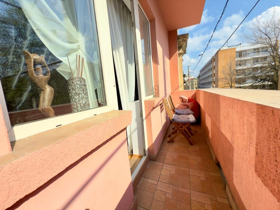Lovely Bath & Balcony Victory Square 2 Room Apartment Apartment in Bucharest