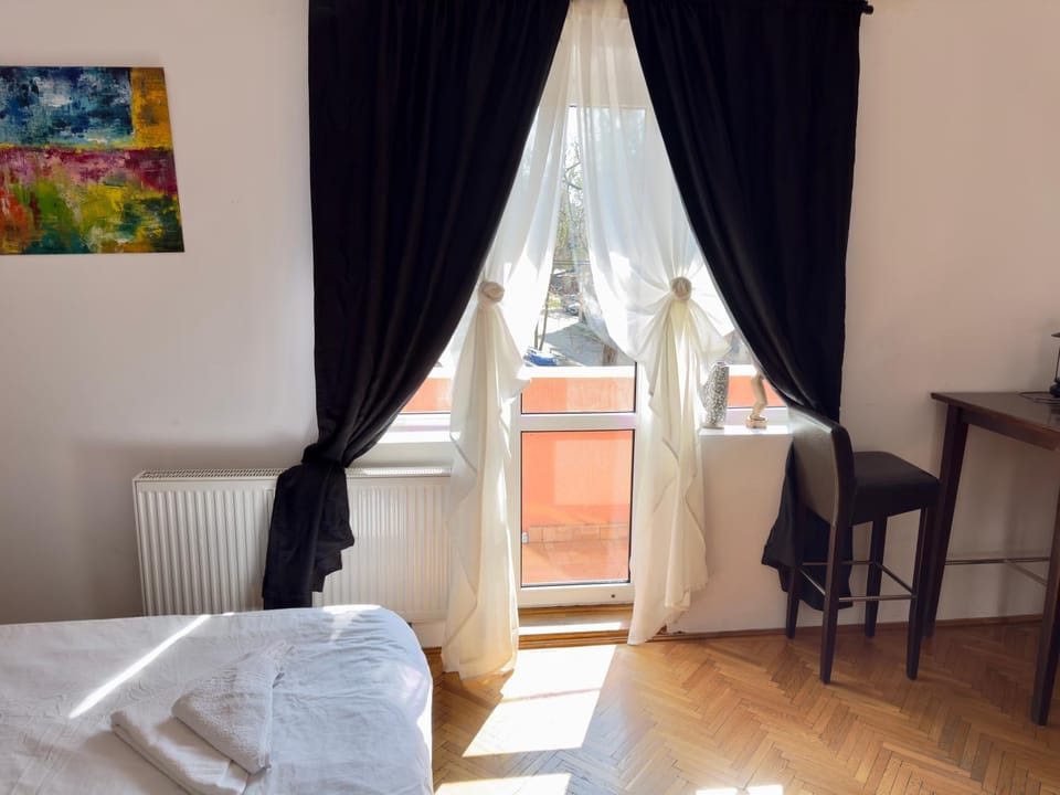 Lovely Bath & Balcony Victory Square 2 Room Apartment Apartment in Bucharest