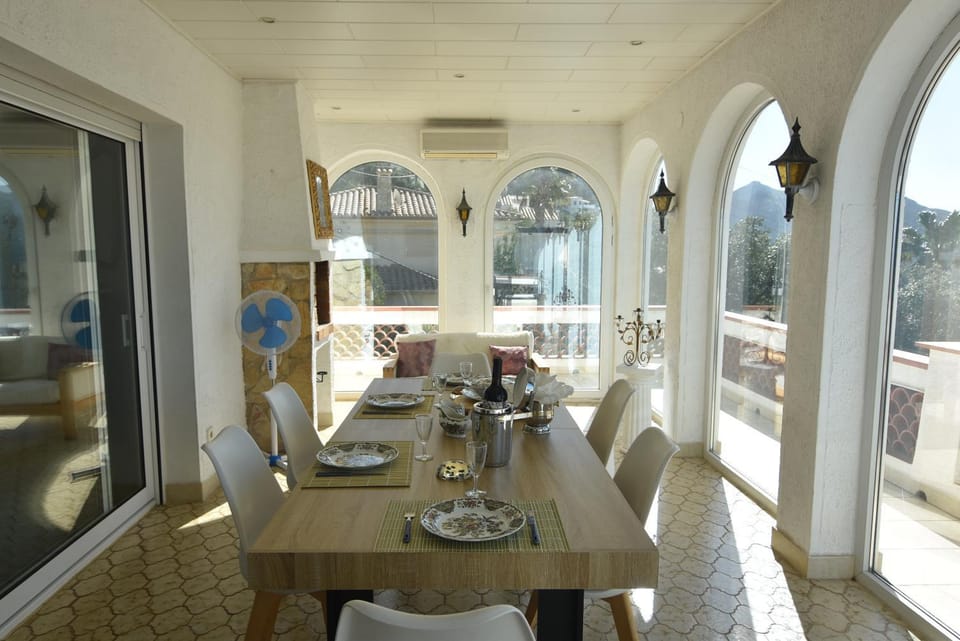 Seating area, Dining area