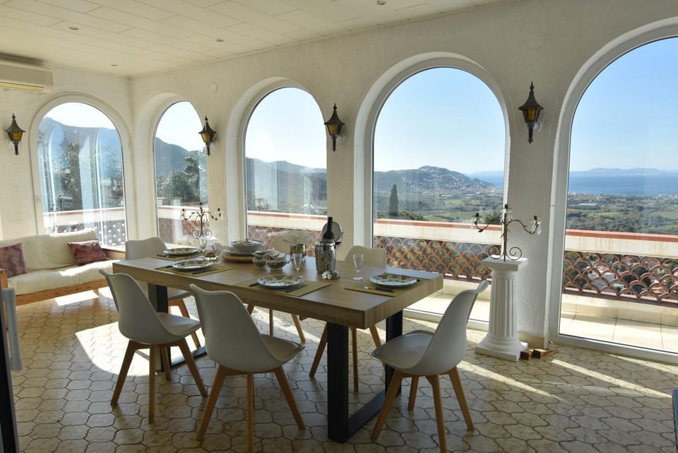 View (from property/room), Seating area, Dining area