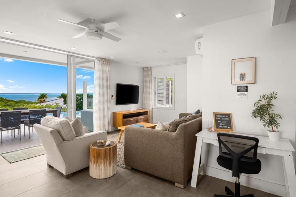 Communal lounge/ TV room, TV and multimedia, Living room, Evening entertainment, Sea view