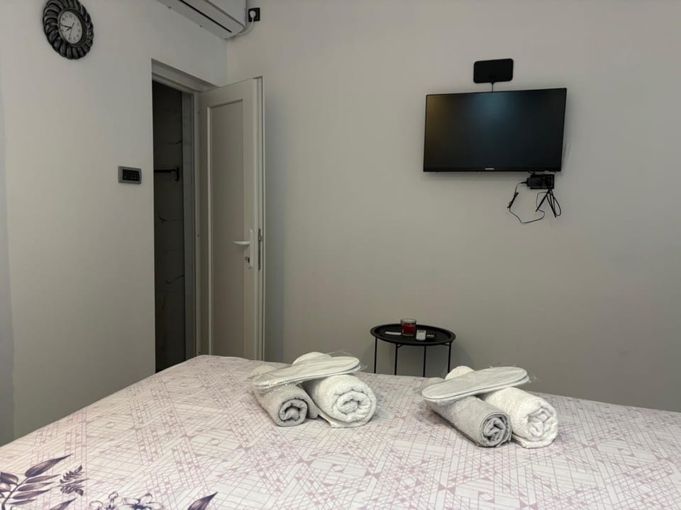Bed, TV and multimedia, Photo of the whole room, Bedroom, towels, air conditioner