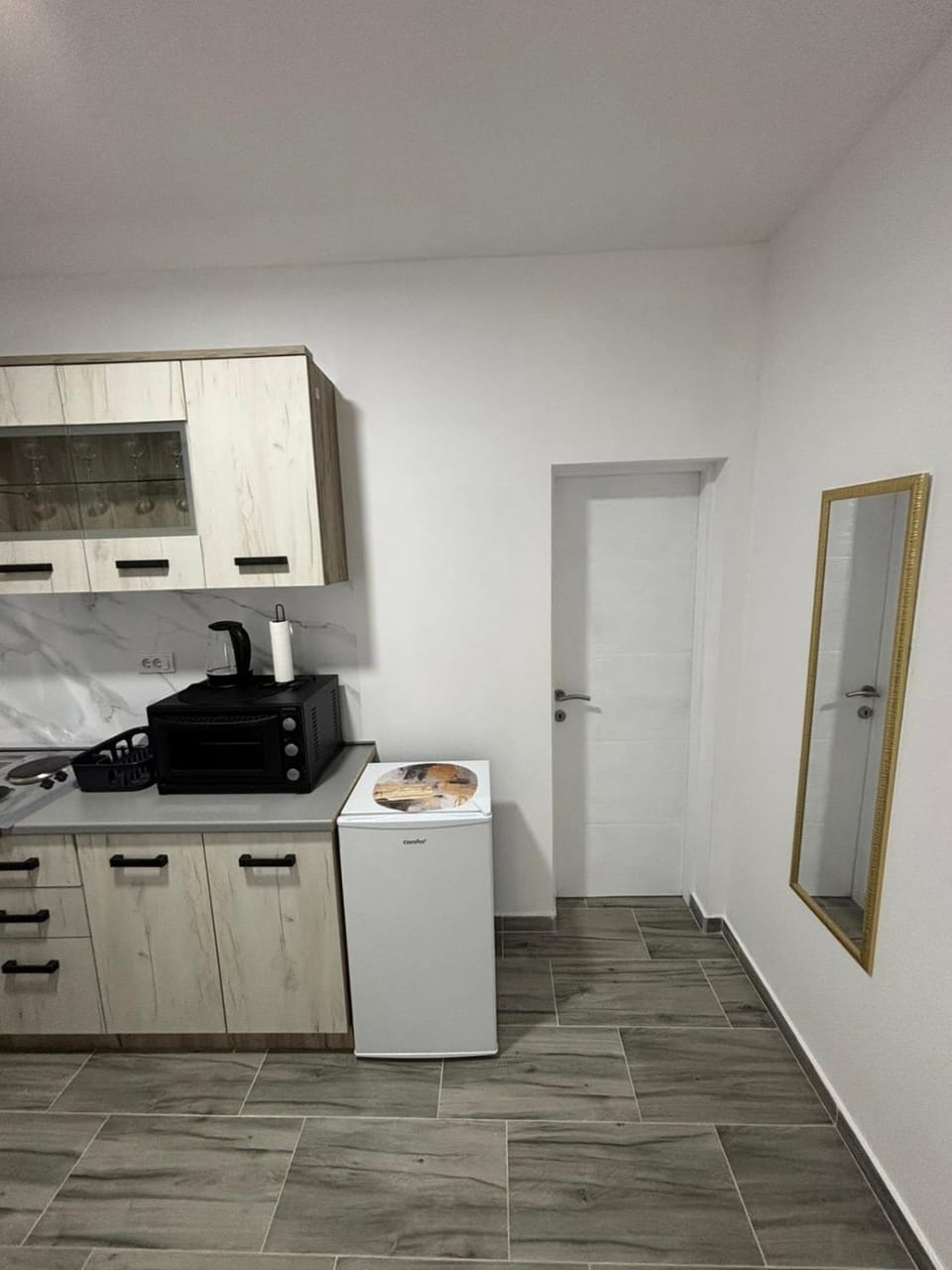 Kitchen or kitchenette, minibar, oven, stove