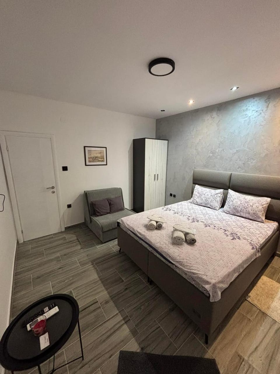 Bed, Photo of the whole room, Seating area, Bedroom, towels