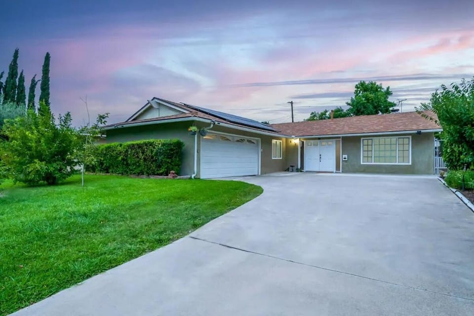 Modern Oasis for Families & Business, Pets OK, EV House in Orange