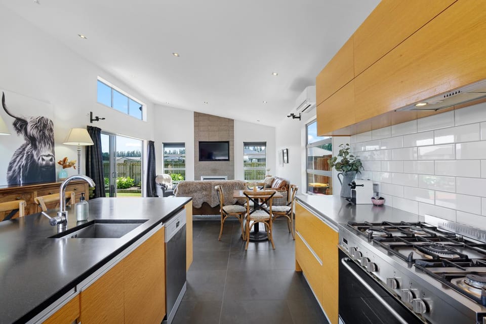 Mountain Views House in Canterbury