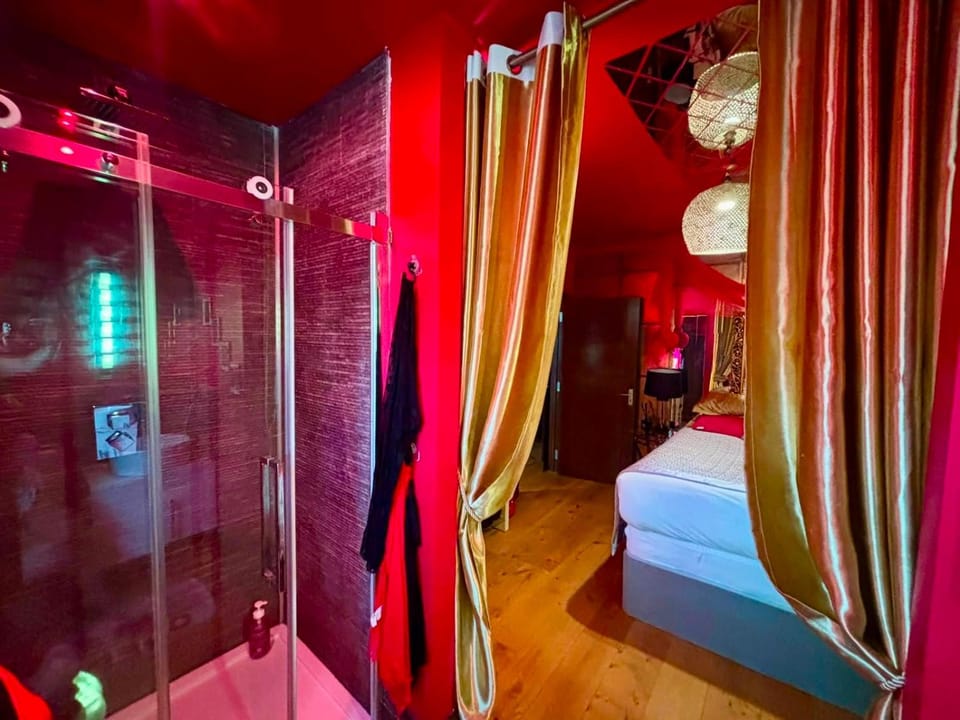 Designer Naughty Boutique Seafront Apartment in Brighton