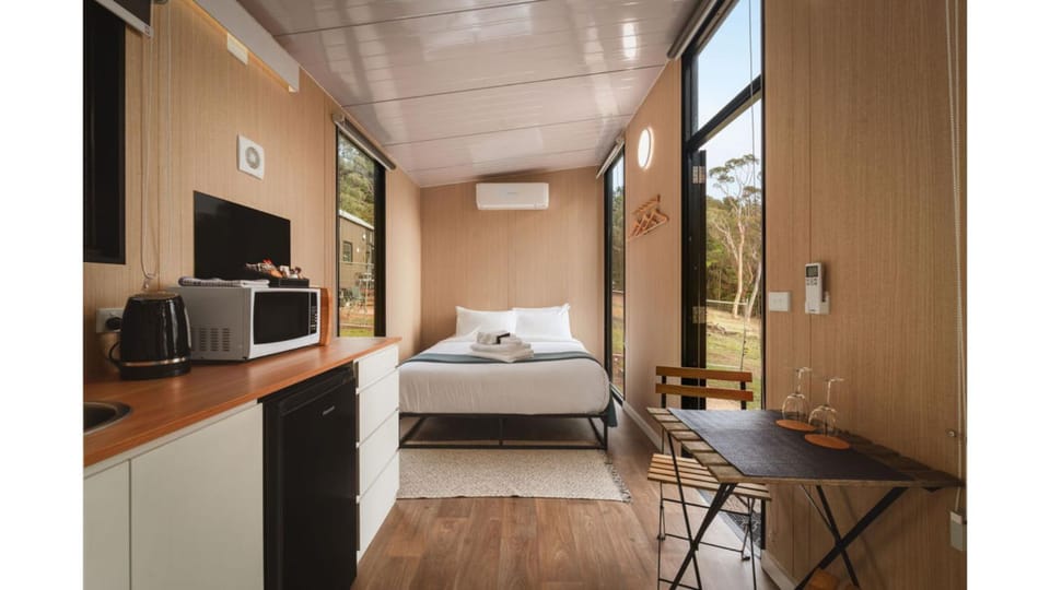 Bed, Dining area, kitchen, air conditioner