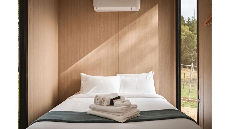 Bed, towels