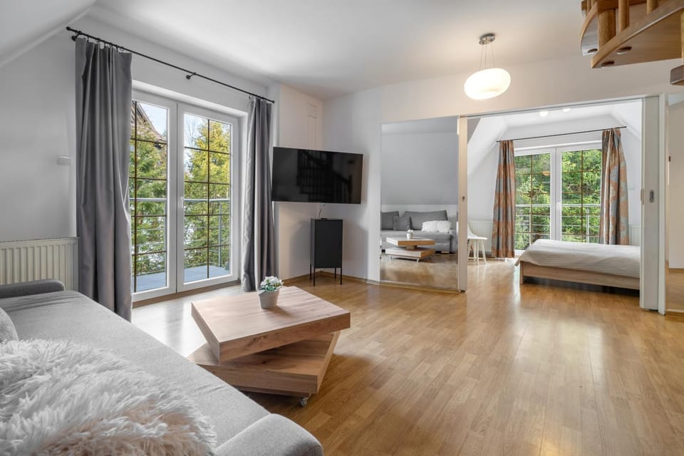 Bed, TV and multimedia, Living room, Photo of the whole room, Seating area, Bedroom