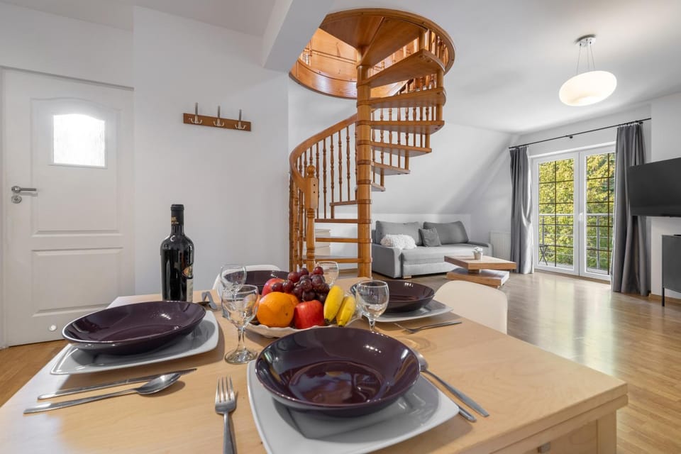 Kitchen or kitchenette, Food and drinks, Dining area, Food