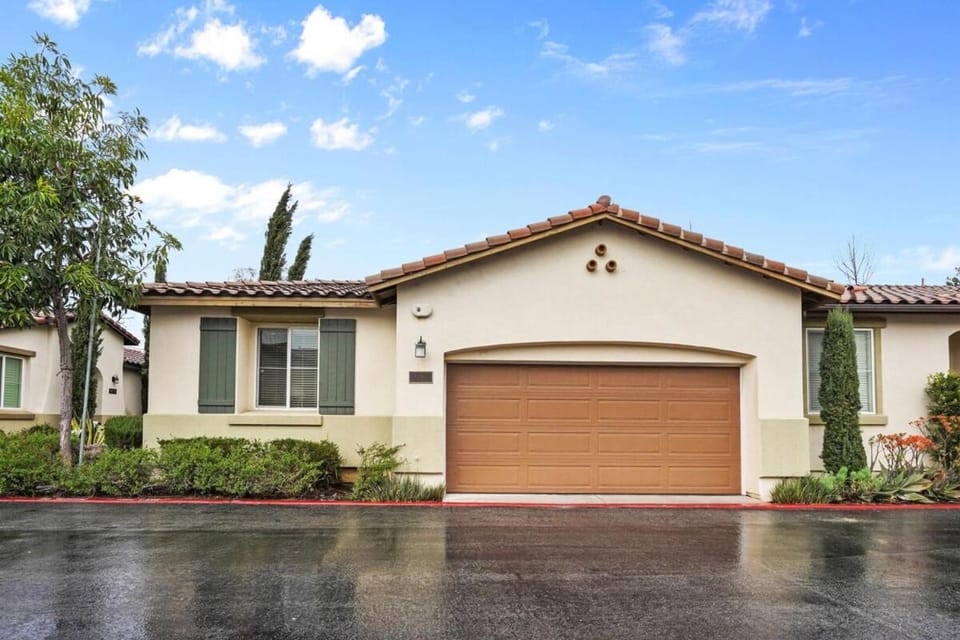 Gorgeous Family Home, Close to Frwys, Hospitals & Sports Arenas, Pets OK Villa in North Tustin