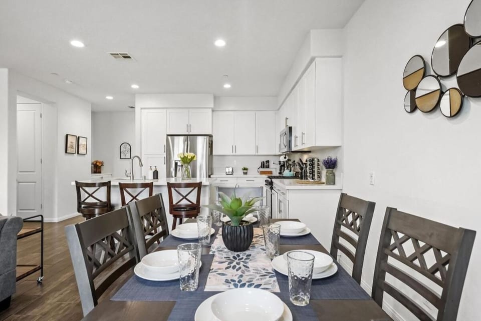 Gorgeous Family Home, Close to Frwys, Hospitals & Sports Arenas, Pets OK Villa in North Tustin