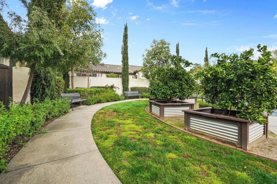 Gorgeous Family Home, Close to Frwys, Hospitals & Sports Arenas, Pets OK Villa in North Tustin