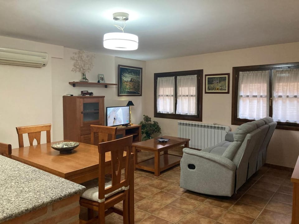 TV and multimedia, Living room, Seating area, Dining area, air conditioner