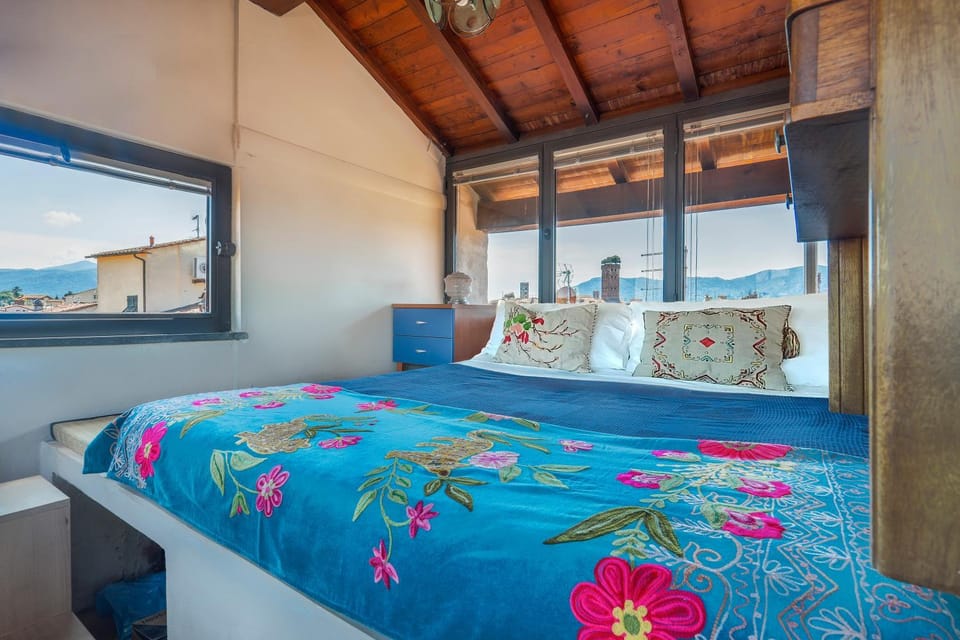 Bedroom, City view