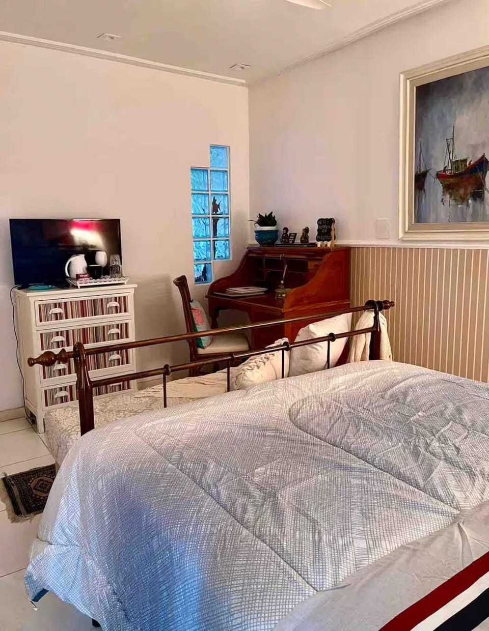 Bed, TV and multimedia, Living room, Photo of the whole room, Decorative detail, Decorative detail, Seating area, Bedroom, hair dryier