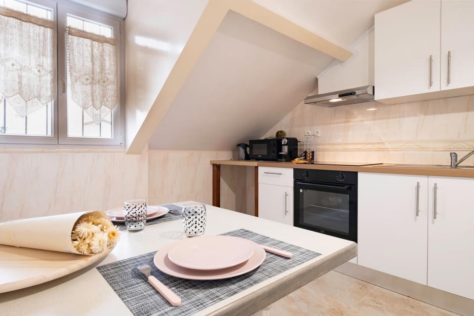 Coffee/tea facilities, Kitchen or kitchenette, Dining area, pet friendly, stove, toaster