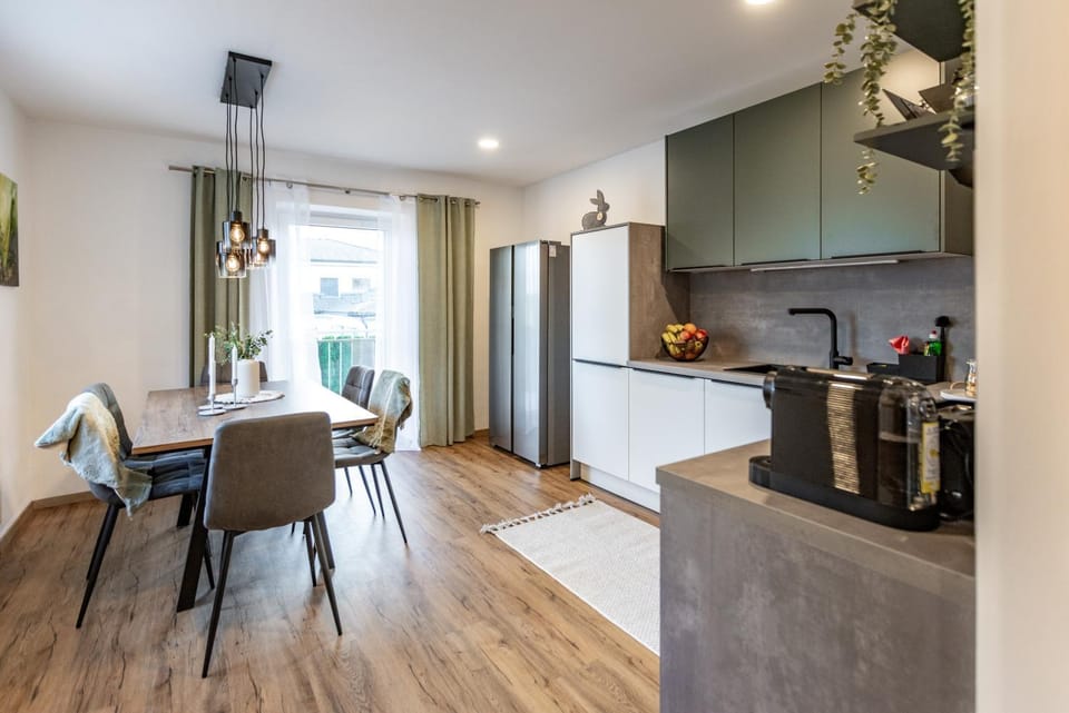 Coffee/tea facilities, Kitchen or kitchenette, Seating area, Dining area, dishwasher, oven
