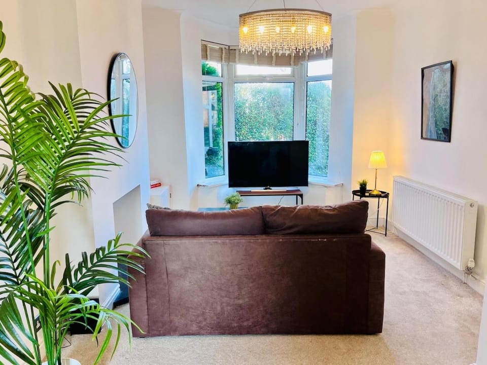 Charming End of Terrace Home with Garden House in Cardiff
