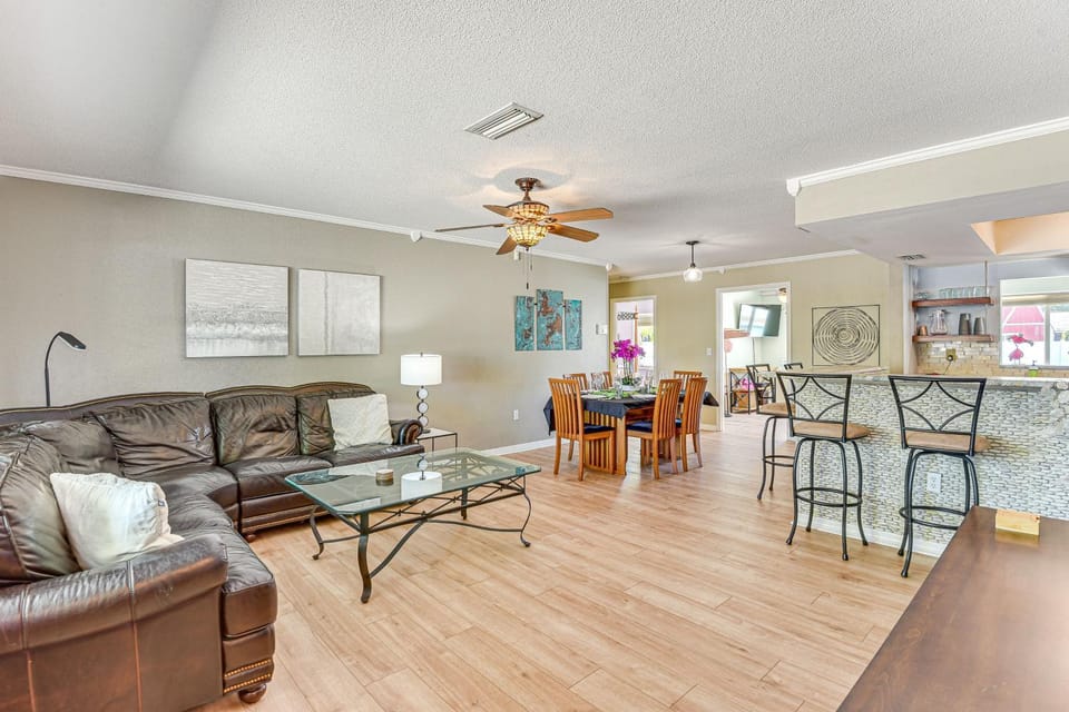 9 Mi to Coquina Beach: Home w/ Pool & BBQ House in Bradenton