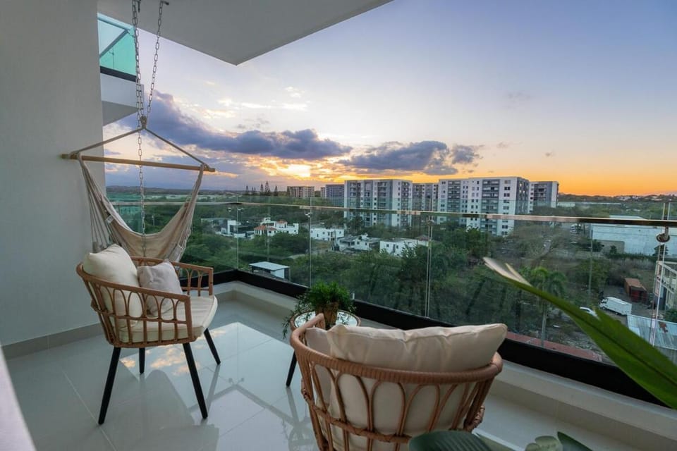 Modern 3BR! 9FL, King Bed! STI with Pool! Fast wifi! Apartment in Santiago de los Caballeros