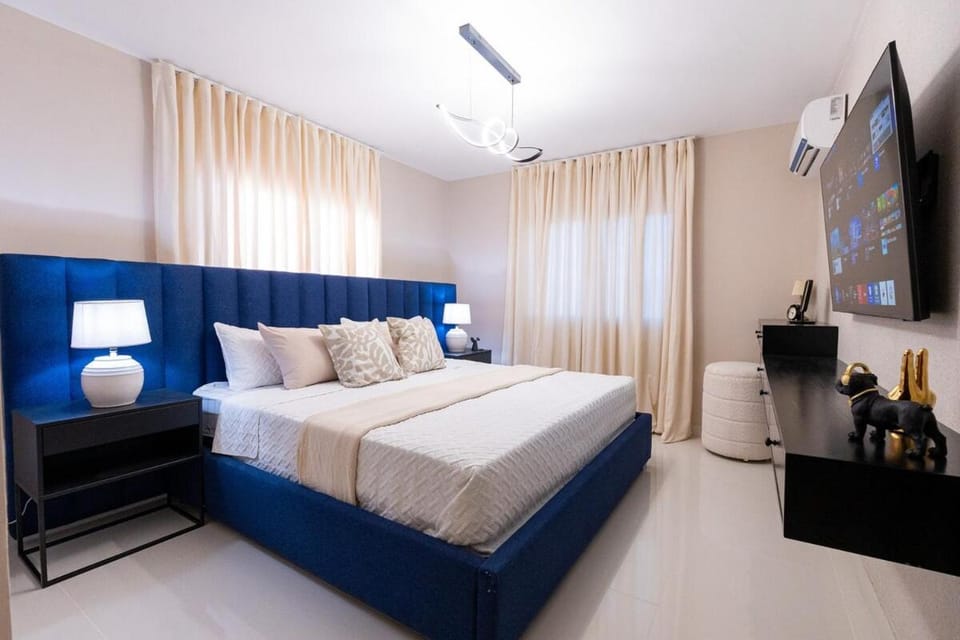 Modern 3BR! 9FL, King Bed! STI with Pool! Fast wifi! Apartment in Santiago de los Caballeros