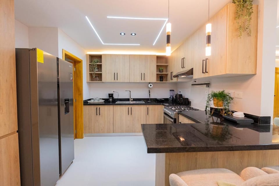 Modern 3BR! 9FL, King Bed! STI with Pool! Fast wifi! Apartment in Santiago de los Caballeros