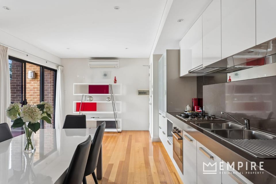 Kitchen or kitchenette, Dining area, kitchen
