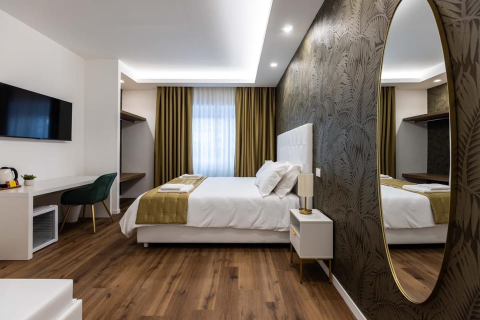 Bed, TV and multimedia, Photo of the whole room, Bedroom, towels