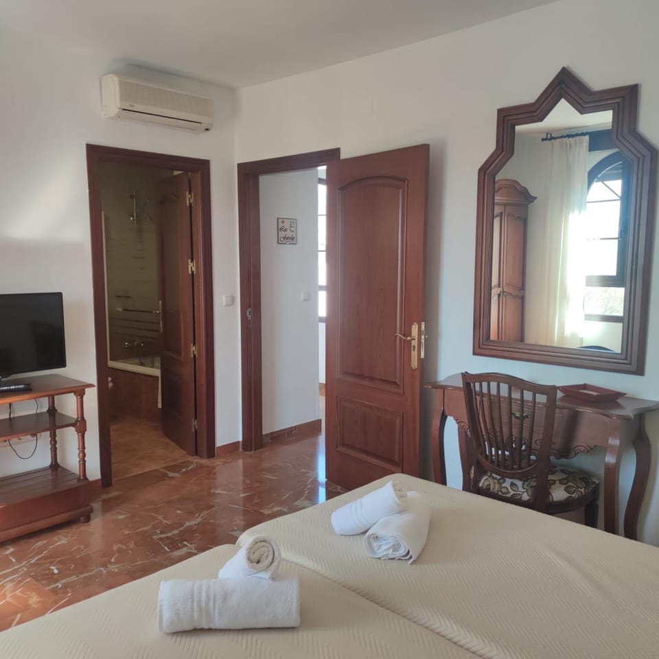 Bed, Photo of the whole room, Bedroom, air conditioner