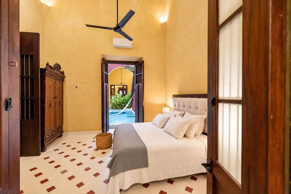 Colonial Oasis Pool 4BR Rooftop Garage House in Merida