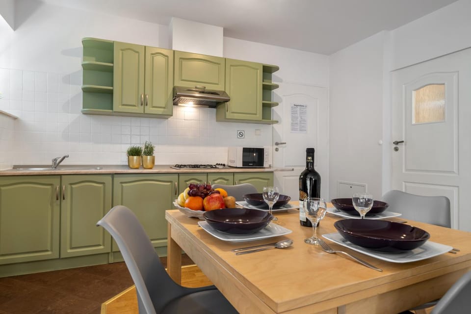Kitchen or kitchenette, Food and drinks, Dining area, Food, pet friendly, stove