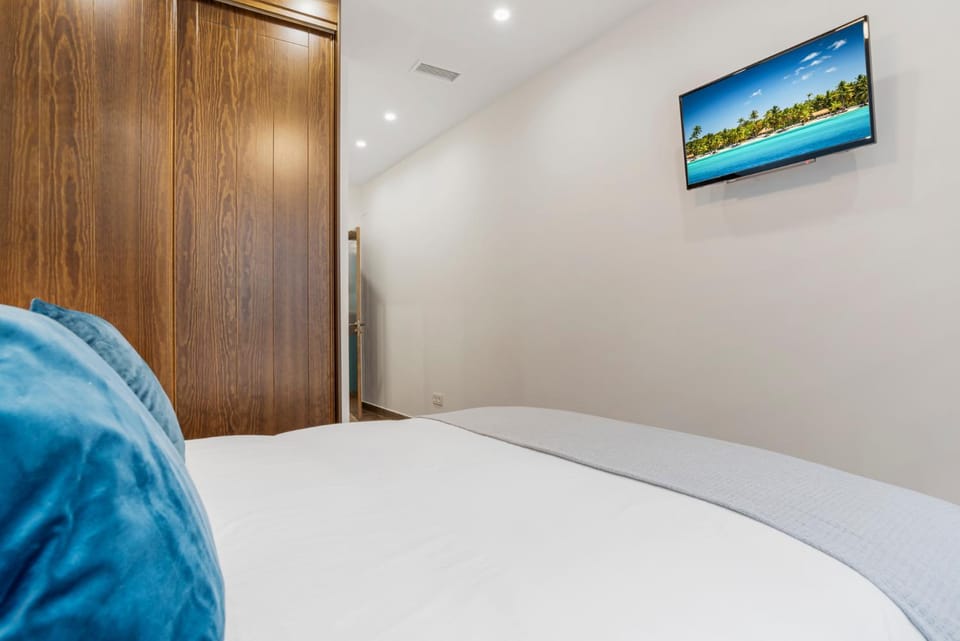 Bed, TV and multimedia, Bedroom, wardrobe