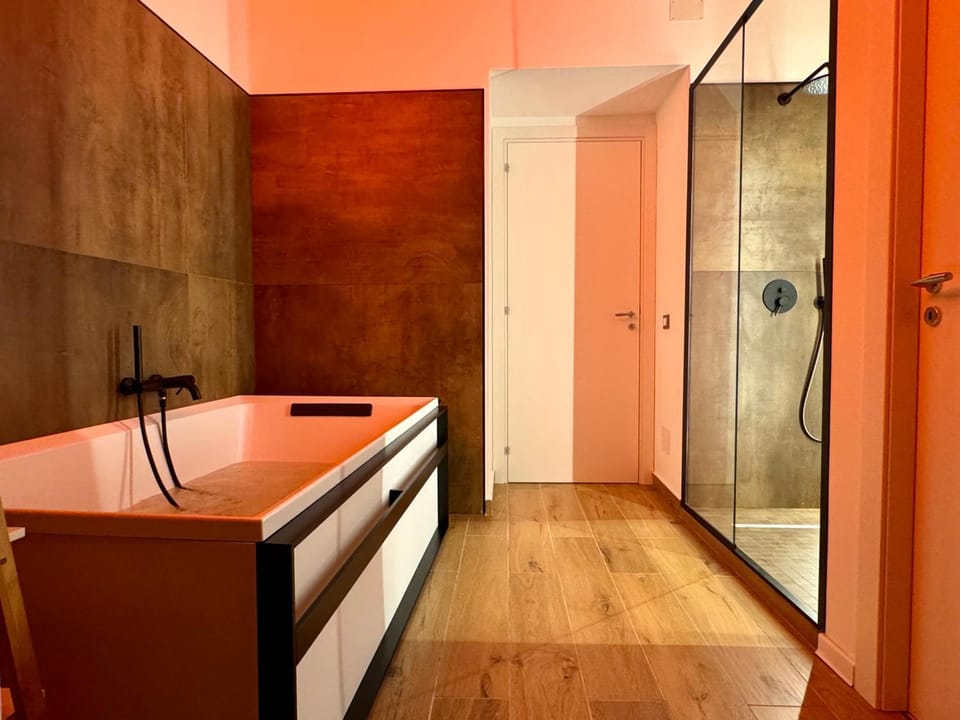 Shower, Hot Tub, Bedroom