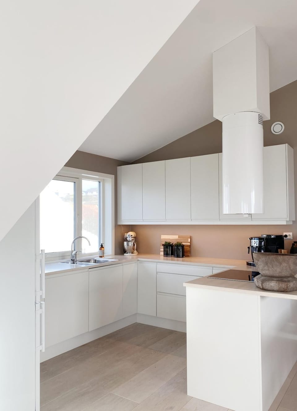 Coffee/tea facilities, Kitchen or kitchenette, stove