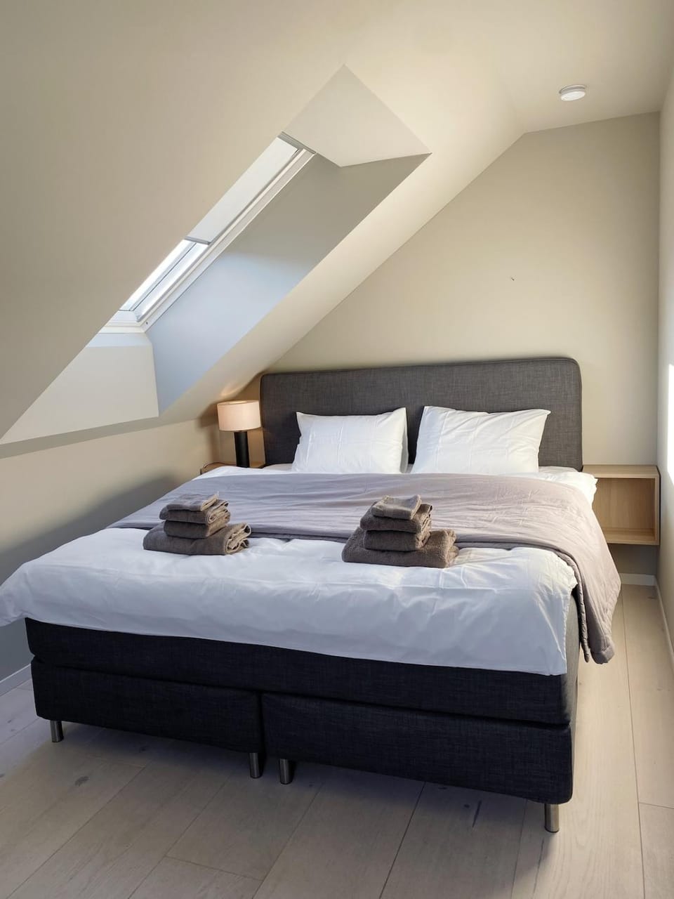 Bed, Bedroom, towels