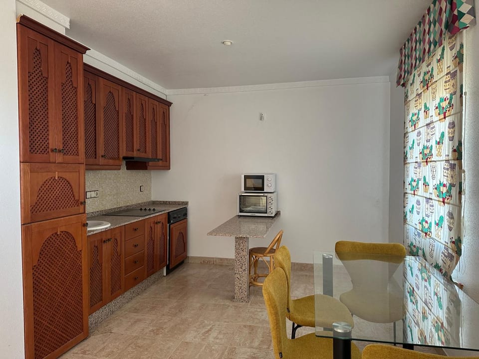 Kitchen or kitchenette, Dining area, oven, stove